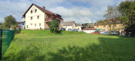 Travnat del postane funkcionalen del tržnice in aktiven park. Z zasaditvami in klopicami.